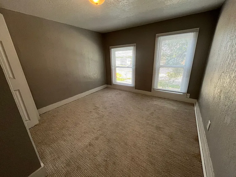 818 Charlotte St — Photo 15