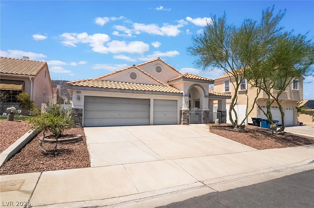 3 bed, 2.0 bath, 1866 sqft, $2,000 — Photo 2