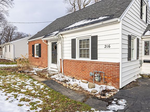 3rd image of 216 Mac Arthur Rd