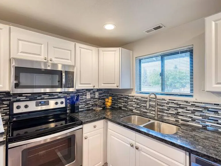 863 Pierce Ave NE — Photo 8