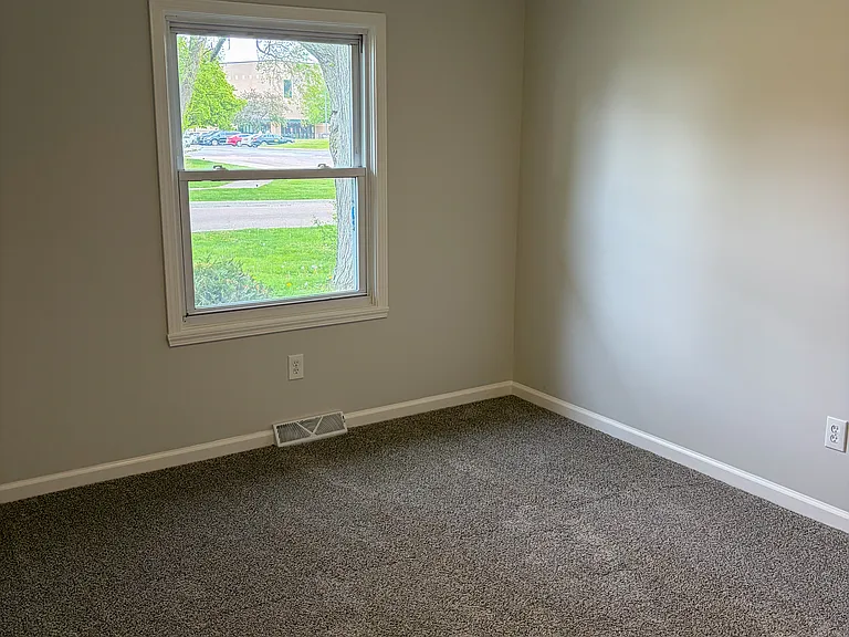 604 W Lee St — Photo 12