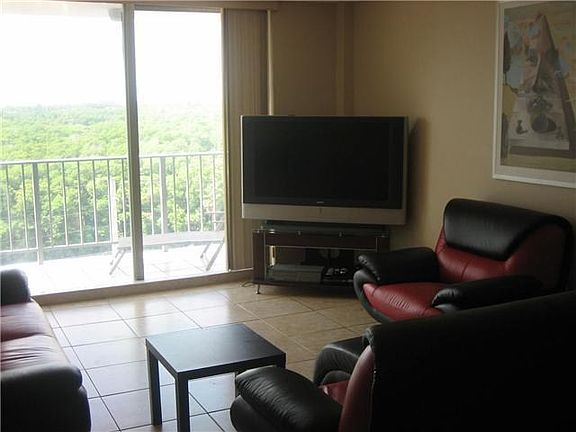 5th image of 2841 NE 163rd St APT 1006
