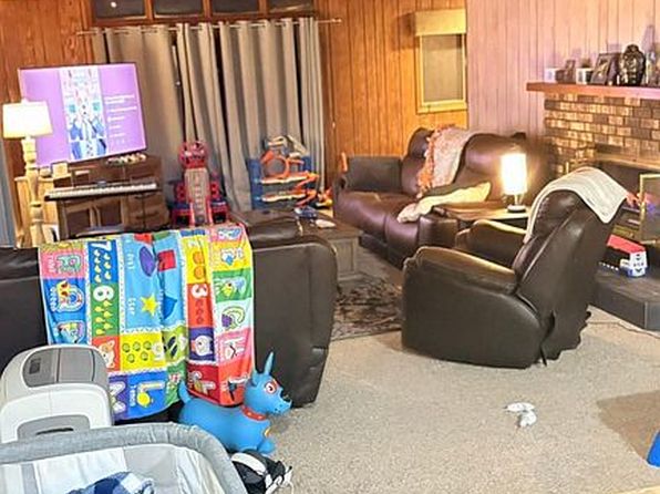 214 13th St W, Bottineau, ND 58318