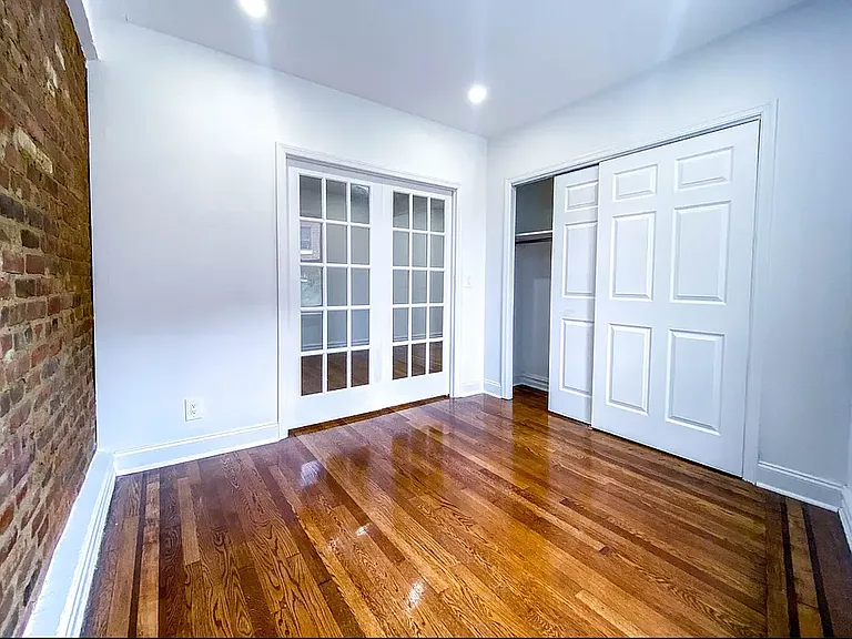 3111 Crescent St #D7 — Photo 1