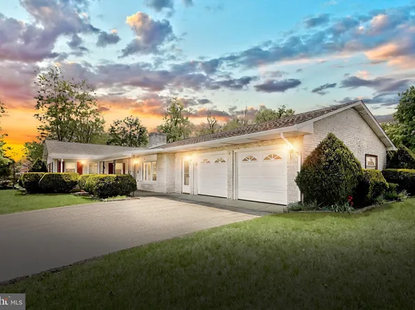 6 Summer Dr, Gettysburg, PA 17325