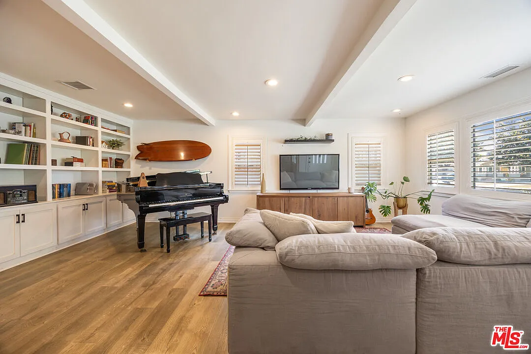 3 bed, 2.0 bath, 1259 sqft, $5,200 — Photo 4