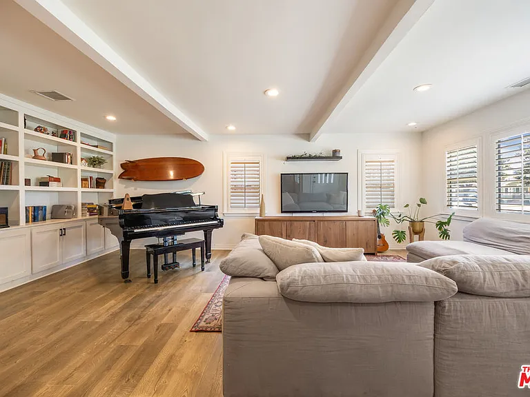 1837 N Middleton Pl — Photo 4
