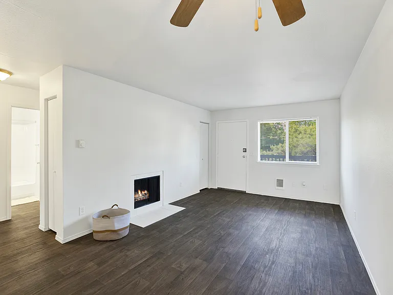 Sunset Park Apartments — Photo 25