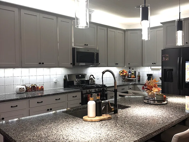 1210 Freeport Dr — Photo 2