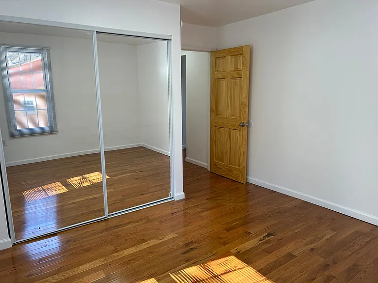 933 Wyandotte St — Photo 34