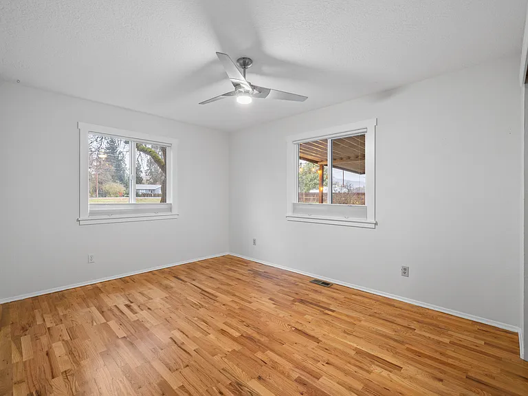 2554 W Stewart Ave — Photo 5