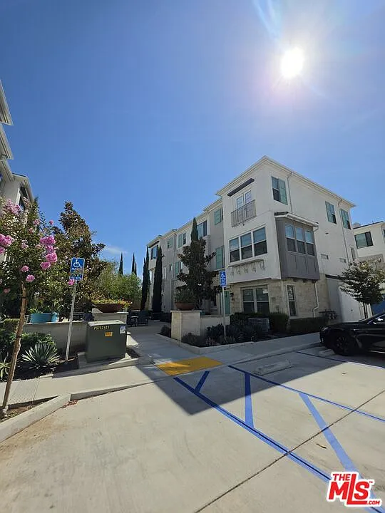 3 bed, 2.5 bath, 1502 sqft, $3,700 — Photo 4