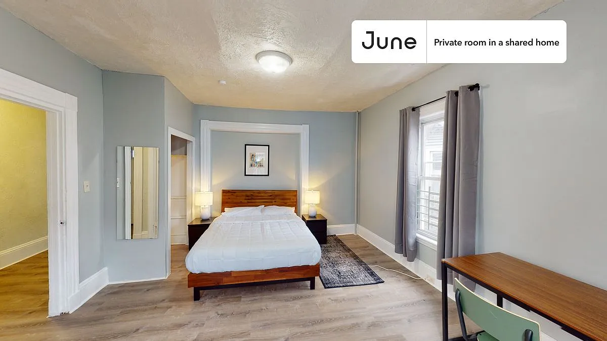 Queen bedroom in 7 bed/2 bath home in Allston #1505 A — Photo 1
