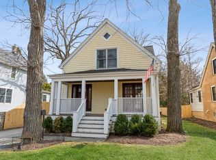 1297 Edgewood Rd, Lake Forest, IL 60045