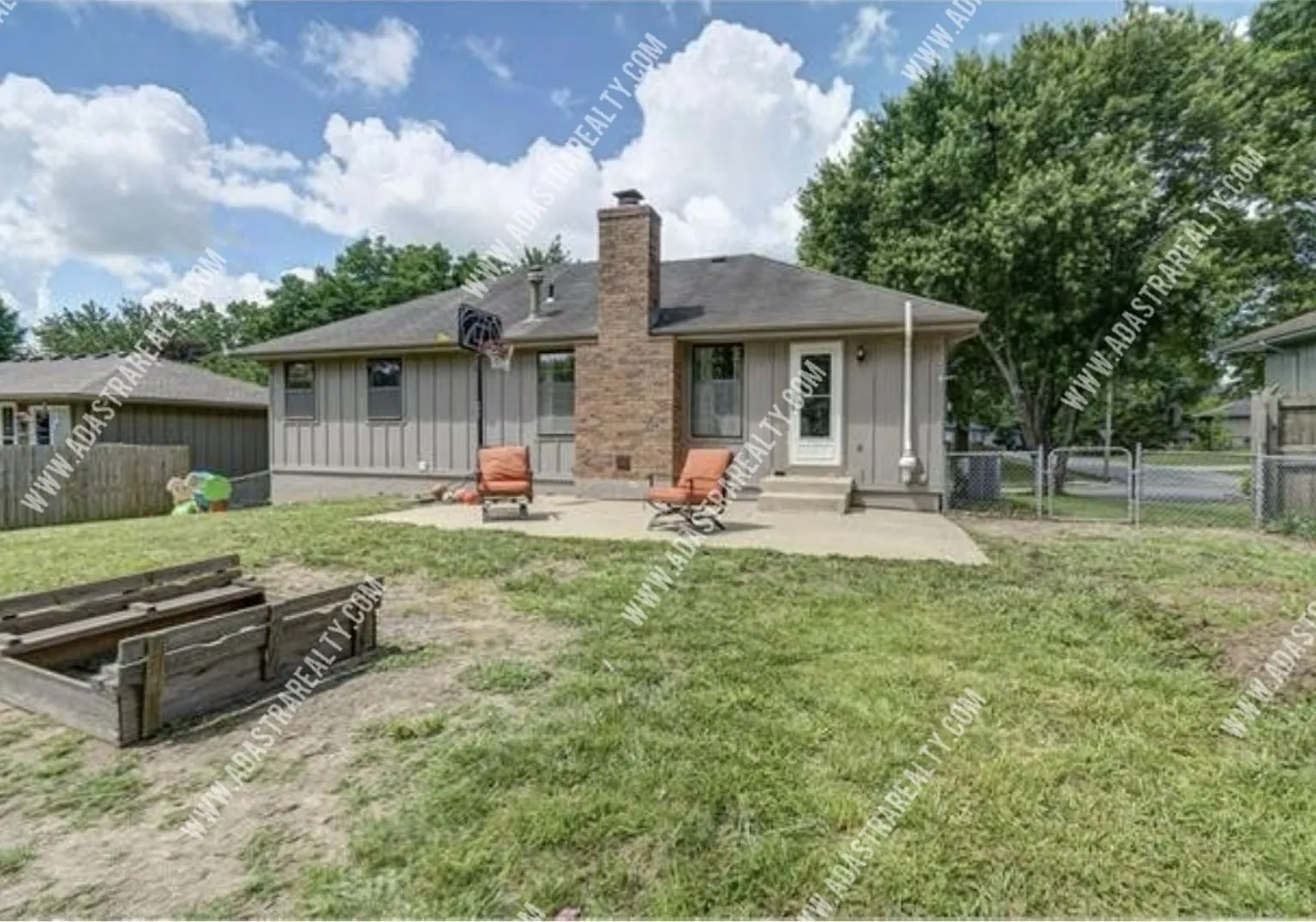 Gorgeous Blue Springs Home-Available In September!! — Photo 2