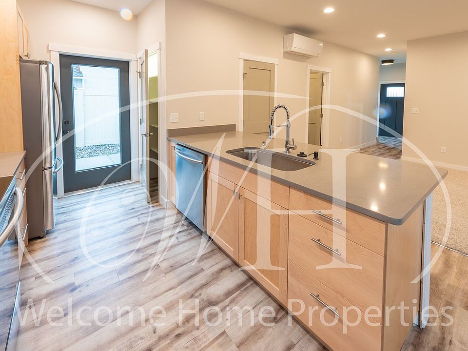 1st image of 32 NE Hadley Way Unit 1