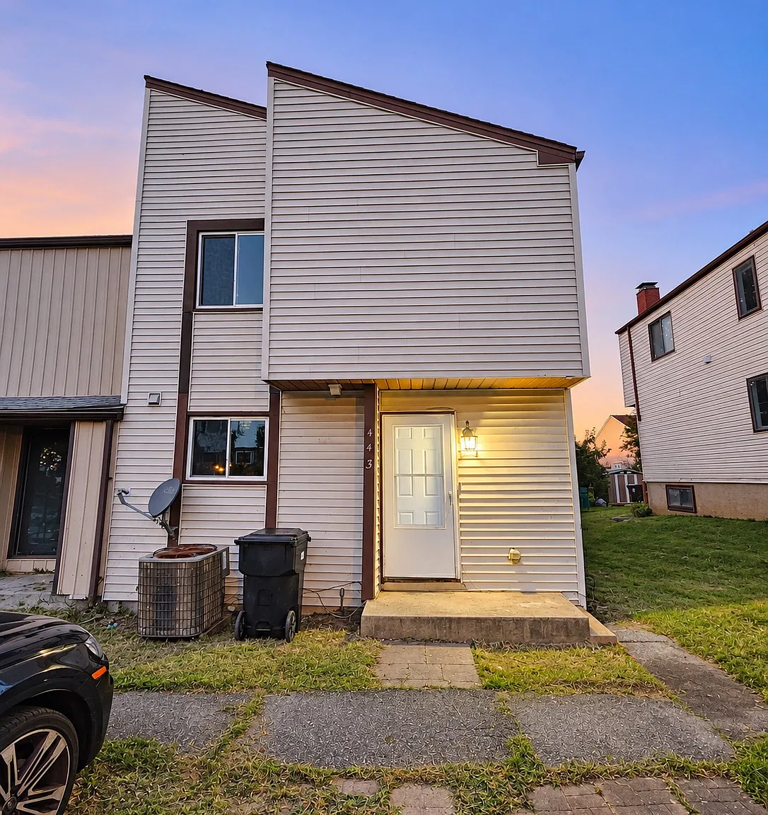 3 bed, 2.5 bath, 1304 sqft, $1,895 — Photo 1