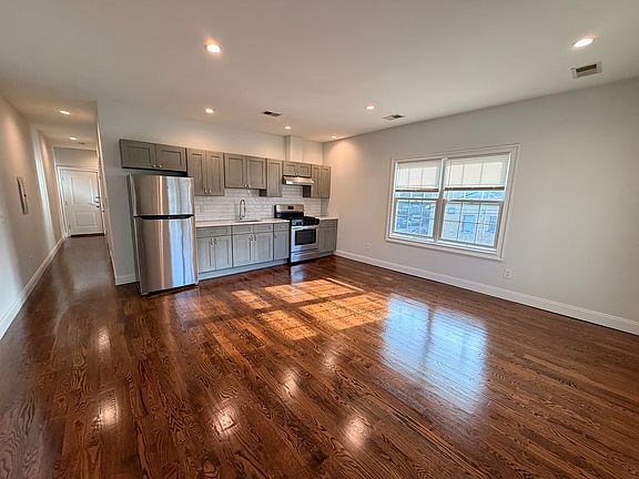 4th image of 162 Lincoln Ave APT 2