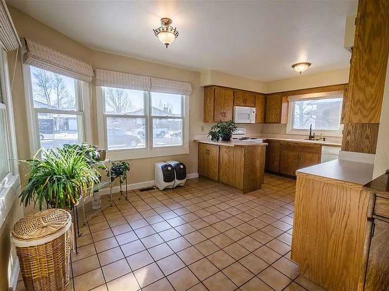 2121 Carrington Ct — Photo 6