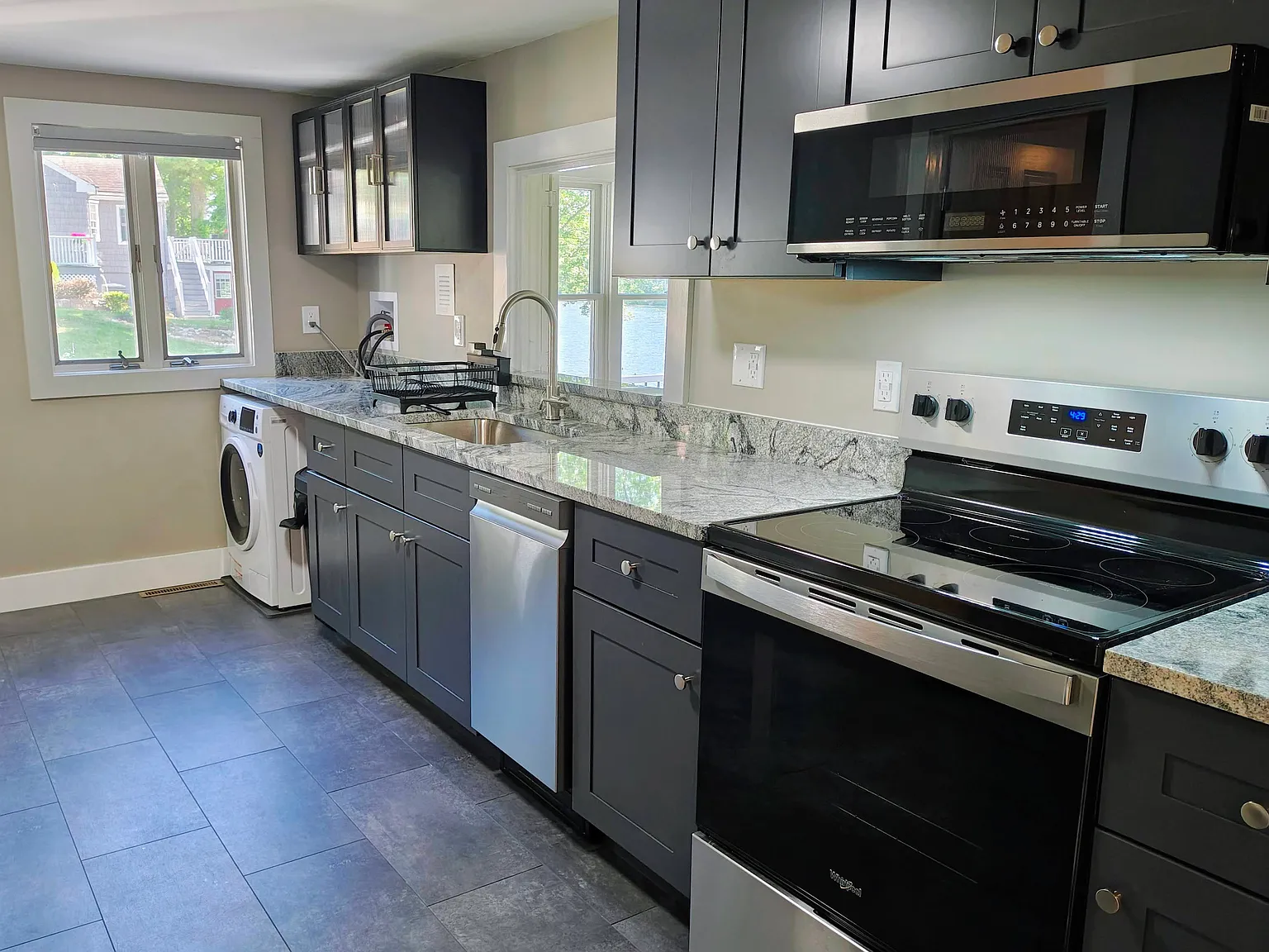 2 bed, 872 sqft, $3,395 — Photo 2