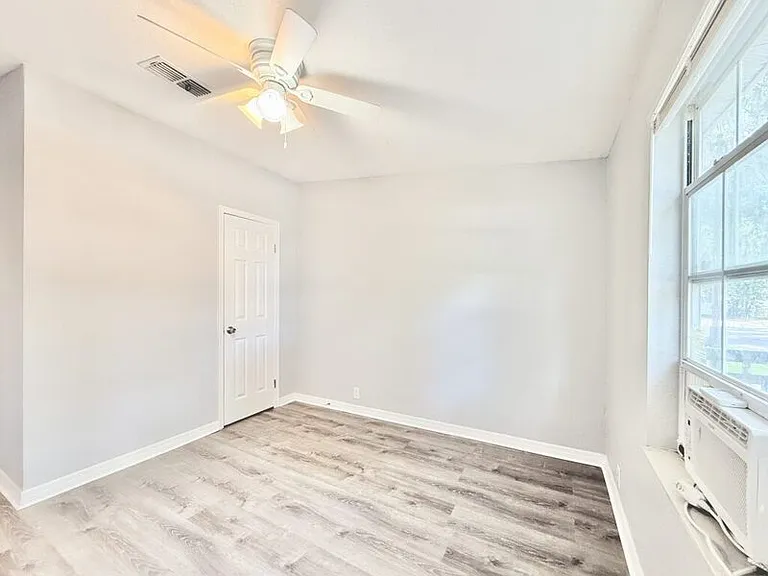 990 E Bay St — Photo 19
