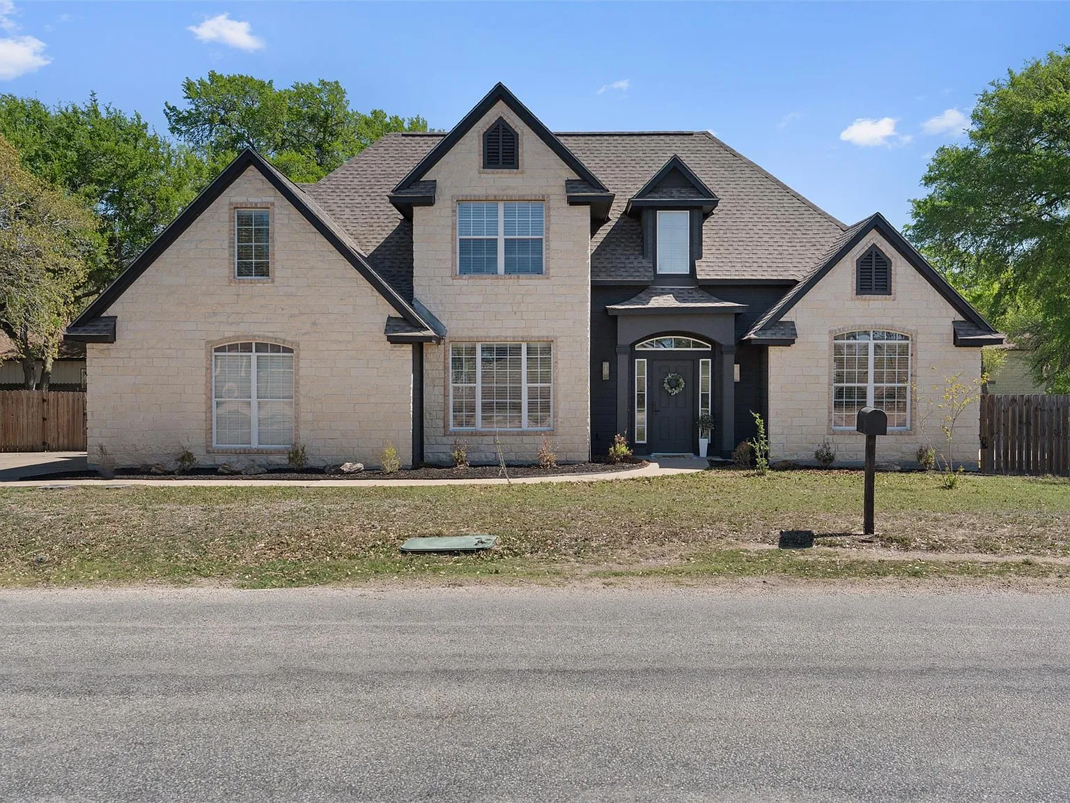 4 bed, 2.5 bath, 2485 sqft, $3,550 — Photo 2