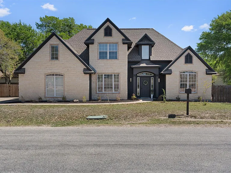 312 Country Club Dr — Photo 2