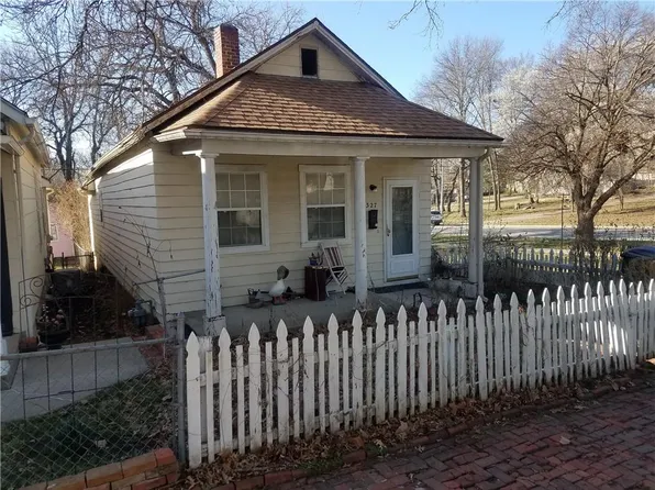 327 Ottawa St, Leavenworth, KS 66048