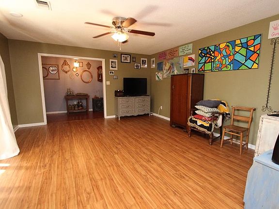 4th image of 204 W Rogers Dr