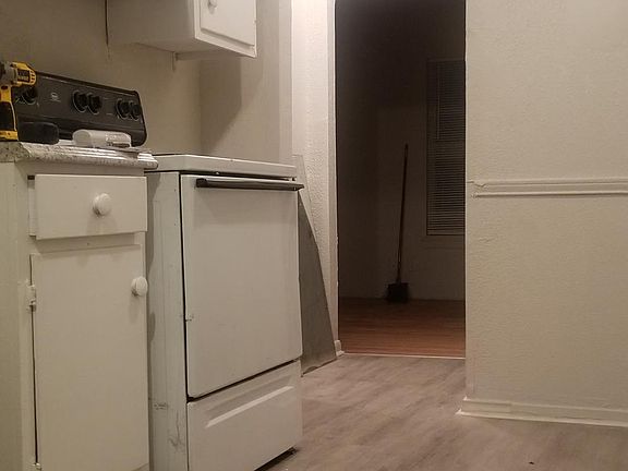 4th image of 46 Mundt St #B