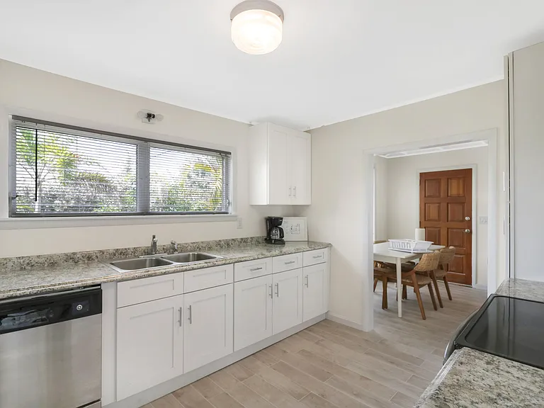 53 Barry Ave — Photo 15