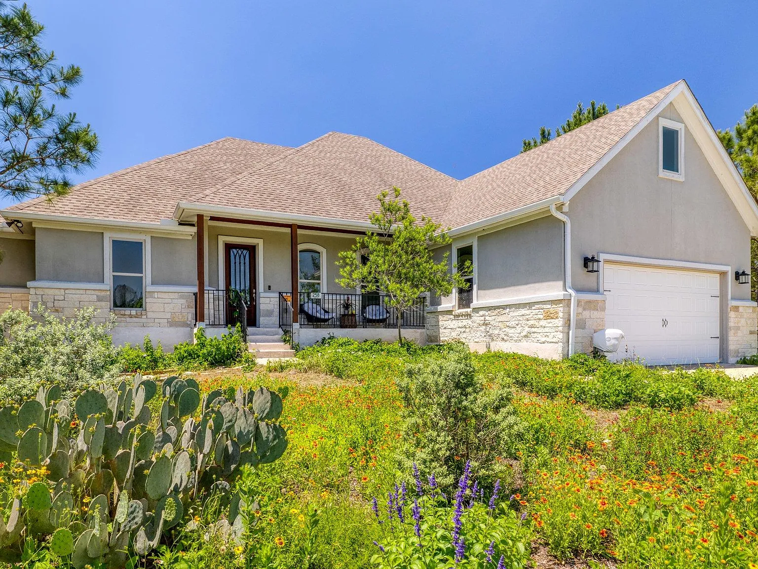 5 bed, 2.5 bath, 2604 sqft, $2,595 — Photo 1