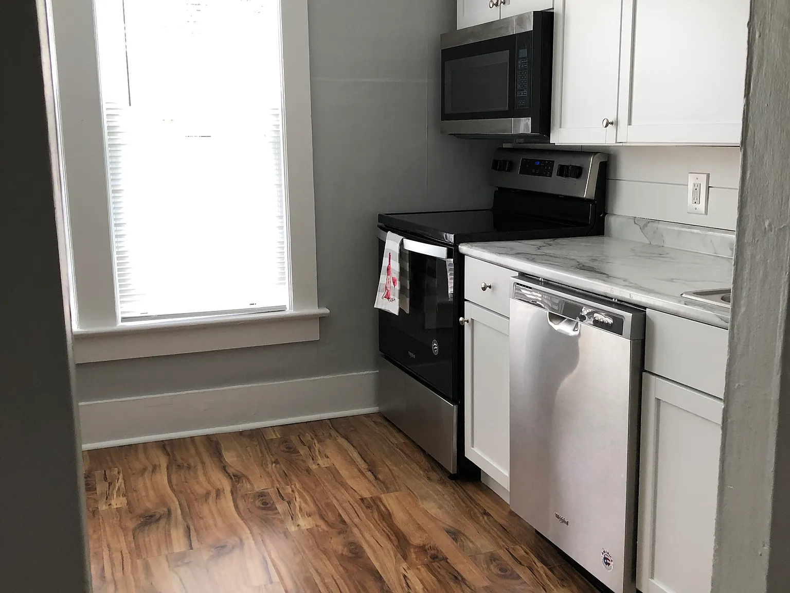 907 Court St — Photo 4