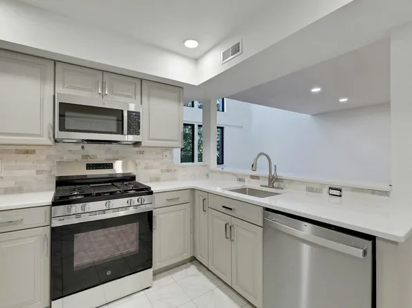 726 Mainsail Lane image 19 of 39