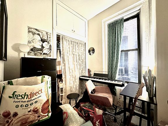 5th image of 938 Amsterdam Ave APT 4R
