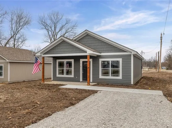 216 W 4th St, Pomona, KS 66076