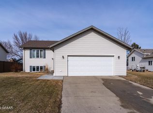 5120 8th Ave N, Grand Forks, ND 58203