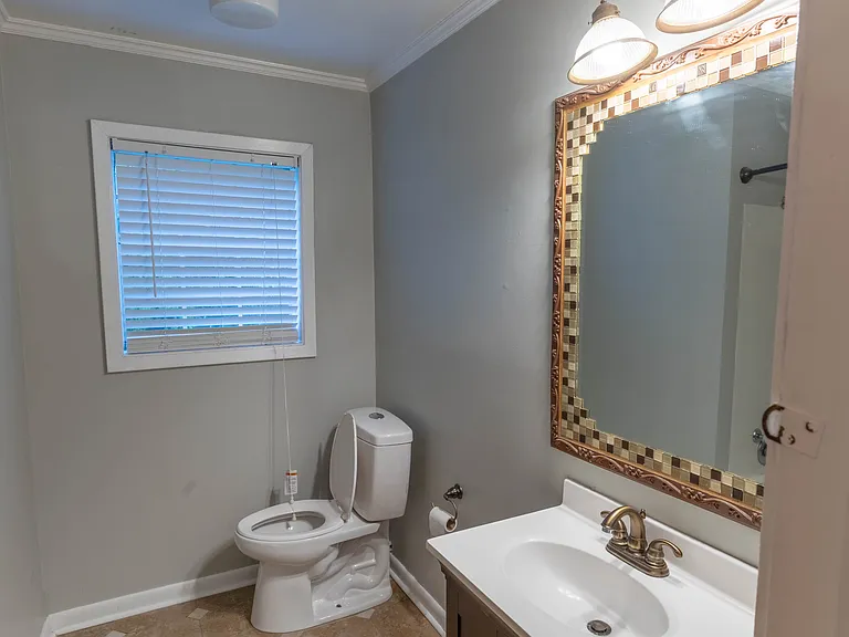 Bathroom 2 / Hall Bath