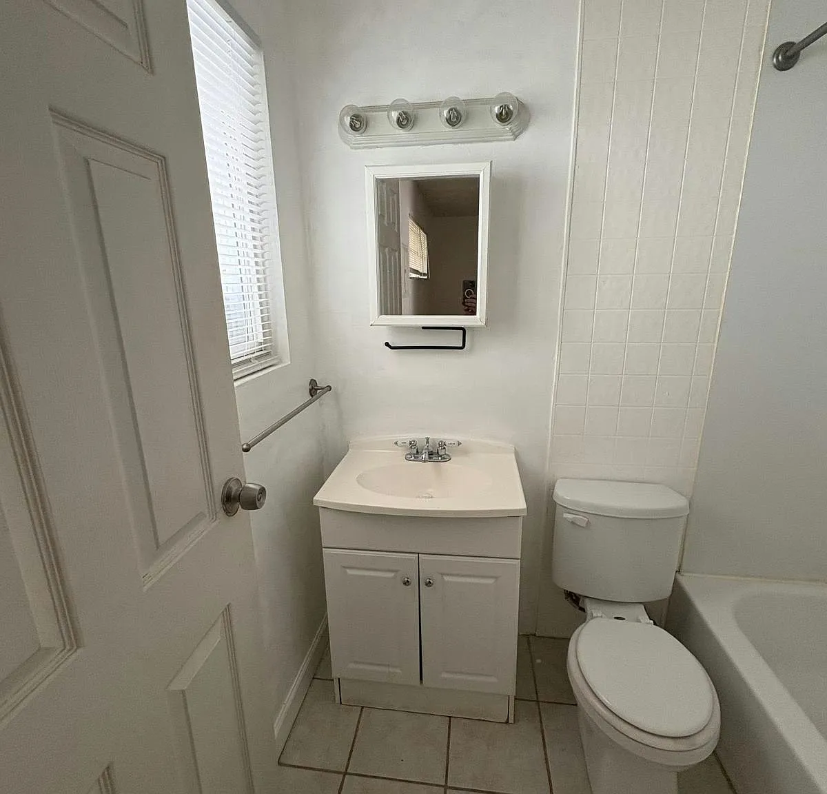 56 Fernwood Avenue, Unit B — Photo 3