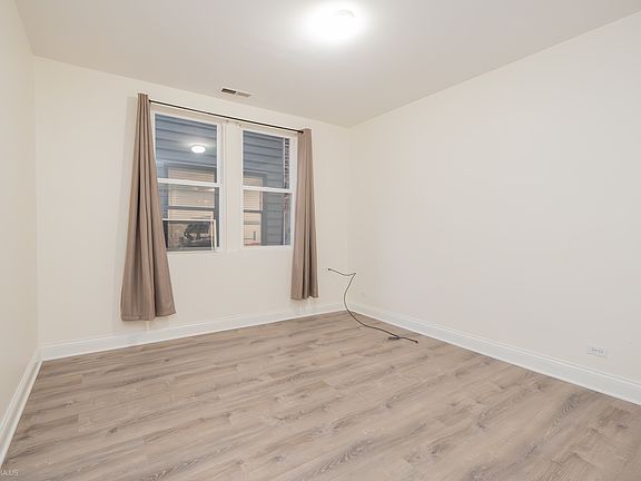 5th image of 822 S Bishop St #1
