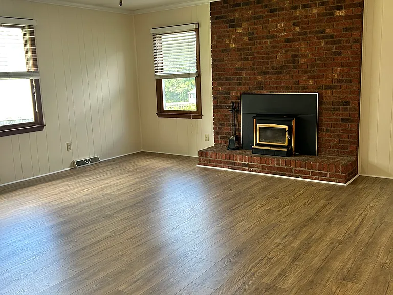 2423 Holliday Rd — Photo 3