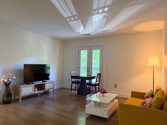 3rd image of 2023 Oakview Rd #222