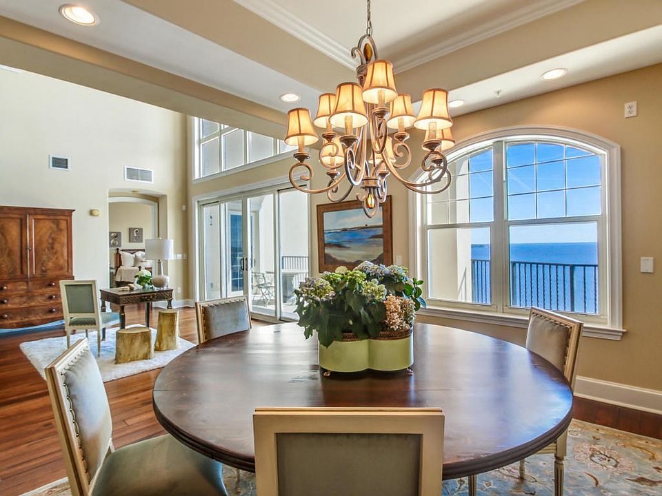 Large Riverfront Dining Room!