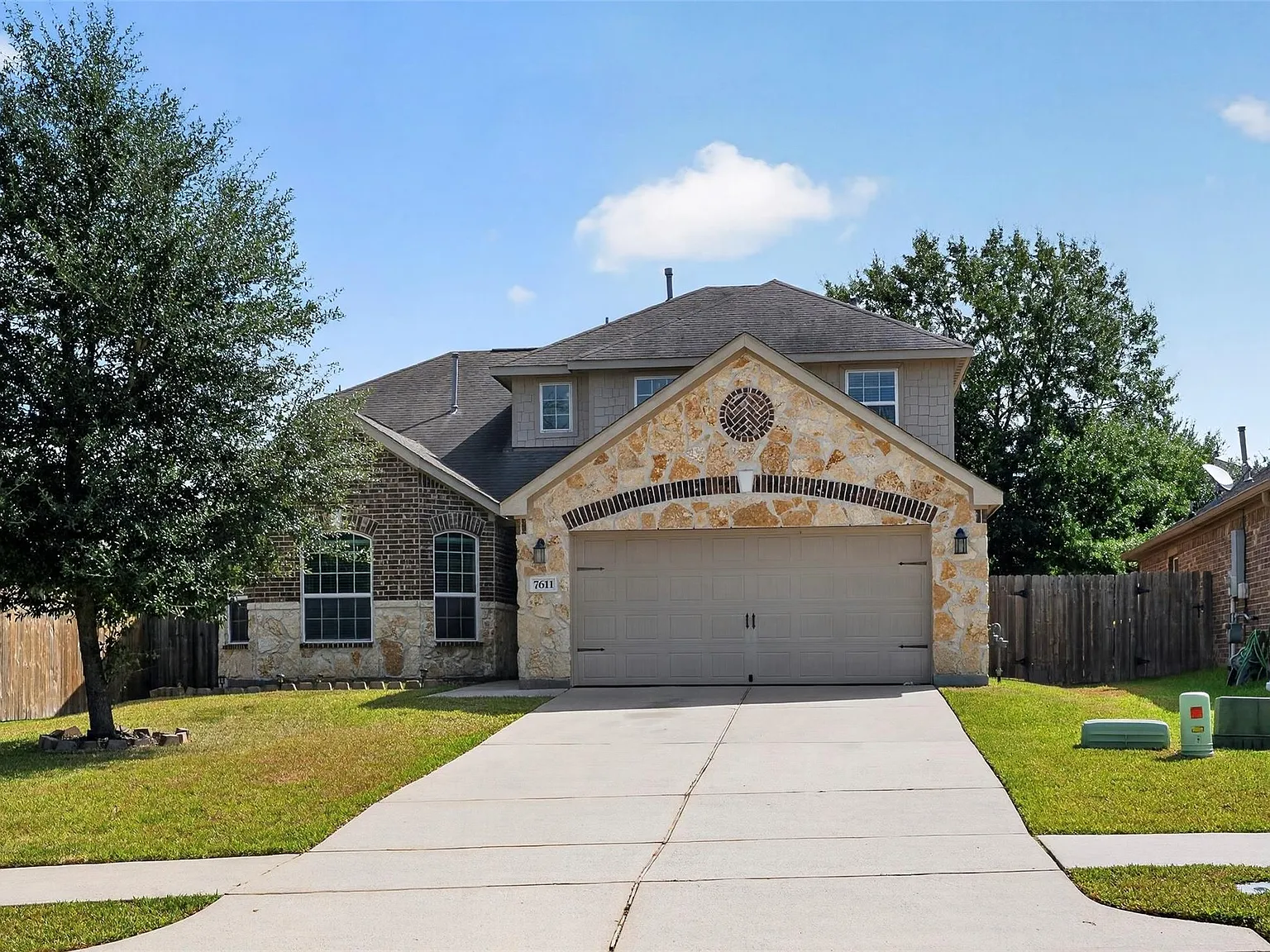 4 bed, 2.5 bath, 2318 sqft, $2,495 — Photo 2