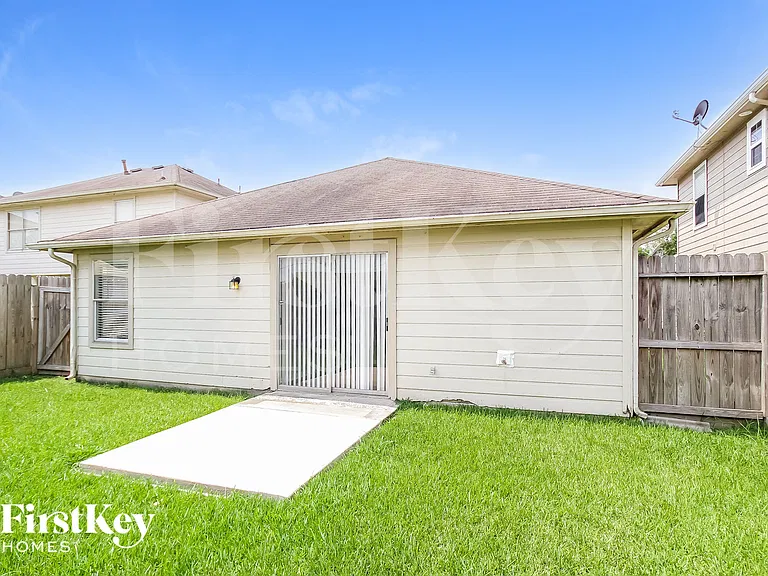 916 Willaby St — Photo 14