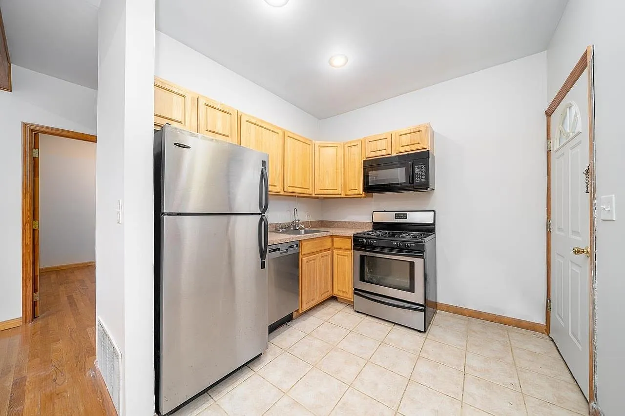 2 bed, 1.0 bath, 900 sqft, $2,600 — Photo 2