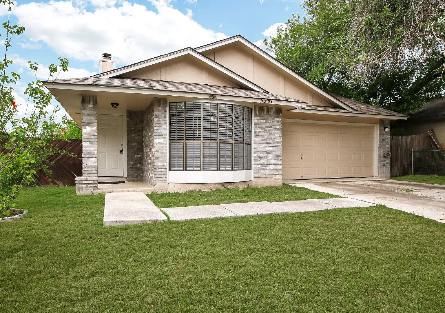 Contemporary Single-Level Home with 3 Bedrooms, 2 Bathrooms, and Updated Features — Photo 2