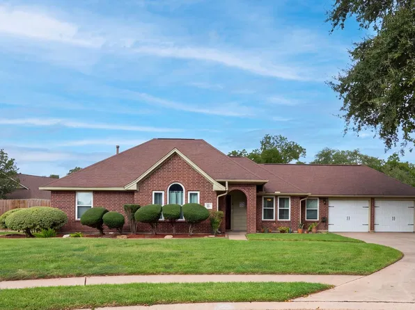 55 Zinnia Ct, Lake Jackson, TX 77566