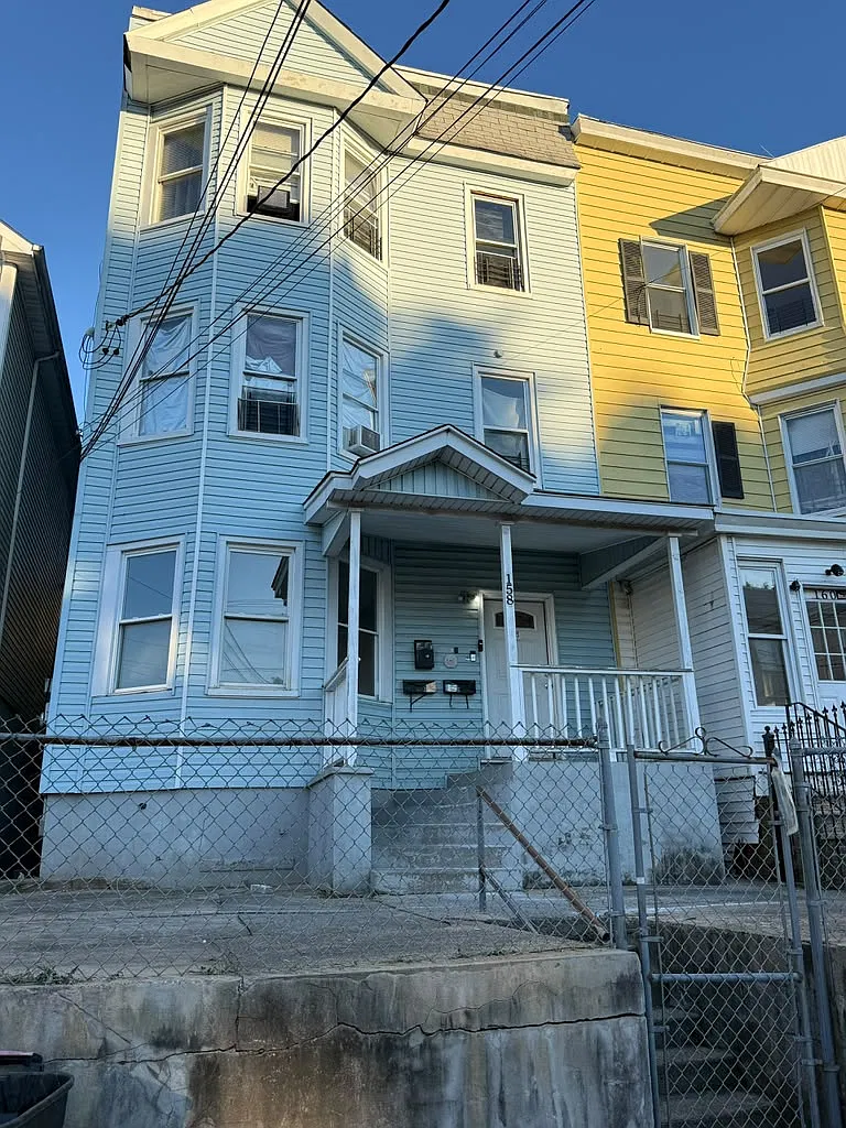 3 bed, $2,100 — Photo 1