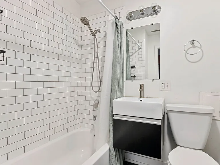 1942 S May St #3F — Photo 10